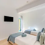 Bright & Inviting 2-bedroom Apt, Marina