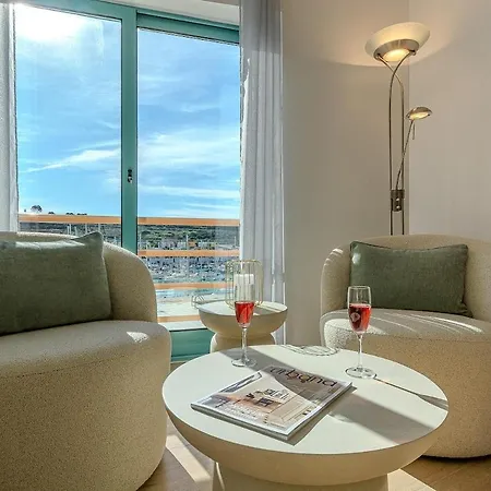 Bright & Inviting 2-bedroom Apt, Marina