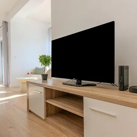 شقة Bright & Inviting 2-bedroom Apt, Marina