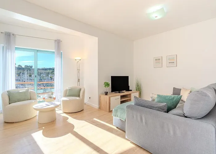 Apartment Bright & Inviting 2-bedroom Apt, Marina *