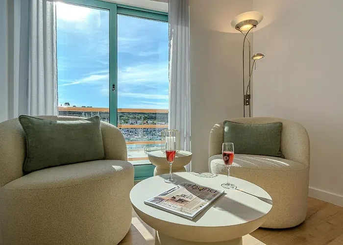 Bright & Inviting 2-bedroom Apt, Marina