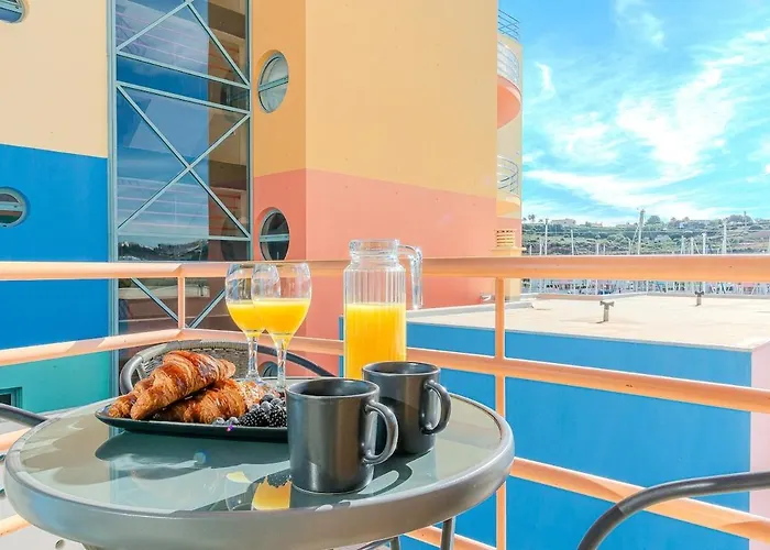 Apartment Bright & Inviting 2-bedroom Apt, Marina *