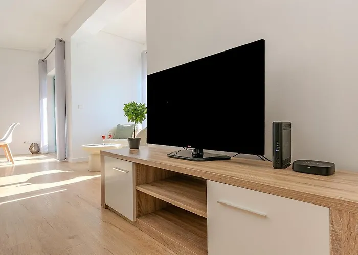 Apartment Bright & Inviting 2-bedroom Apt, Marina