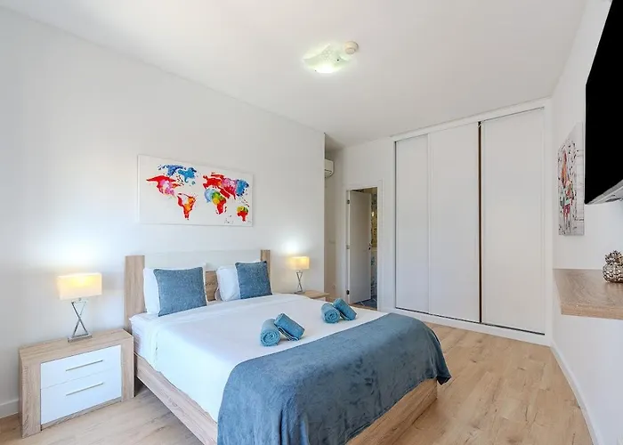 Apartment Bright & Inviting 2-bedroom Apt, Marina