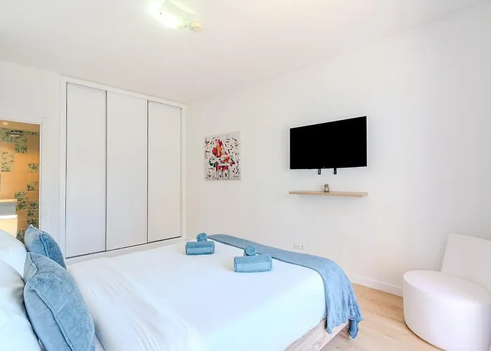 Apartment Bright & Inviting 2-bedroom Apt, Marina *