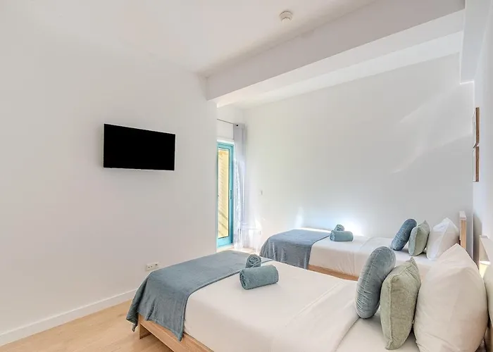 Bright & Inviting 2-bedroom Apt, Marina