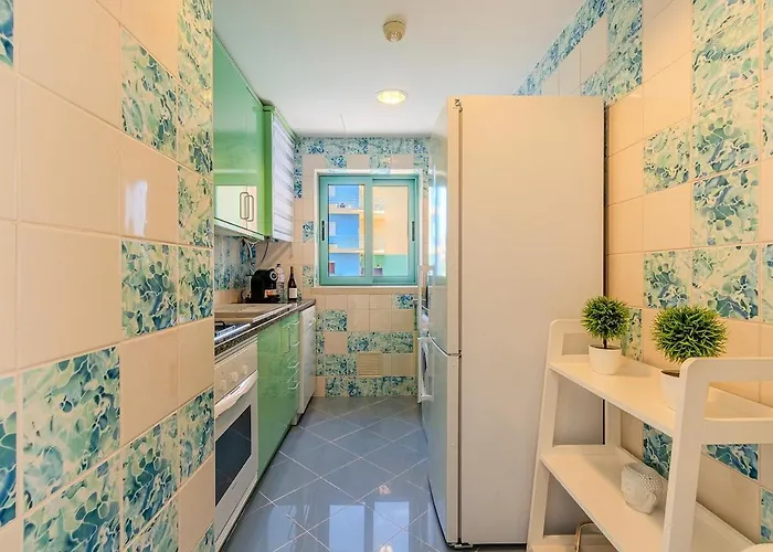 Bright & Inviting 2-bedroom Apt, Marina