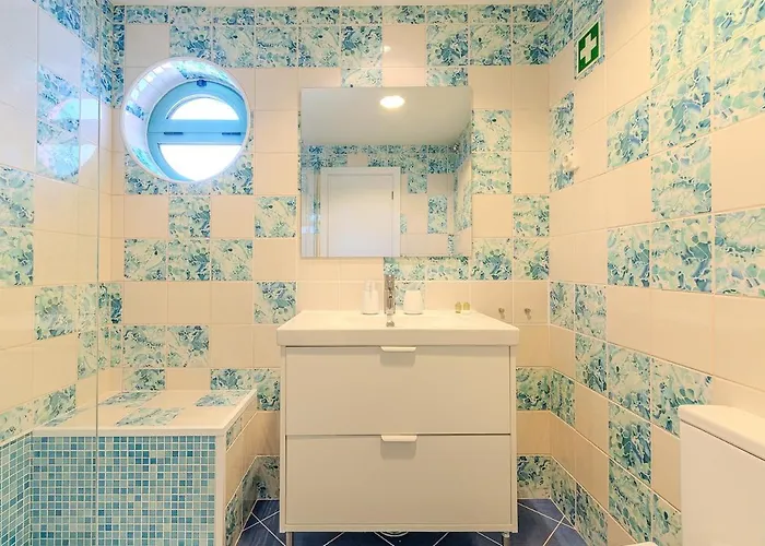 Bright & Inviting 2-bedroom Apt, Marina *