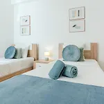 Bright & Inviting 2-bedroom Apt, Marina Apartament