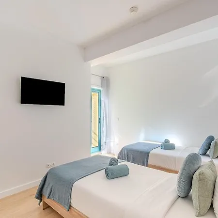 Bright & Inviting 2-bedroom Apt, Marina